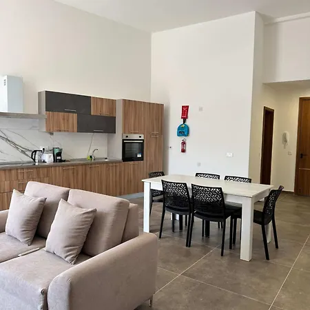 New Modern And Spacious 2b - By Hostmt Apartmán